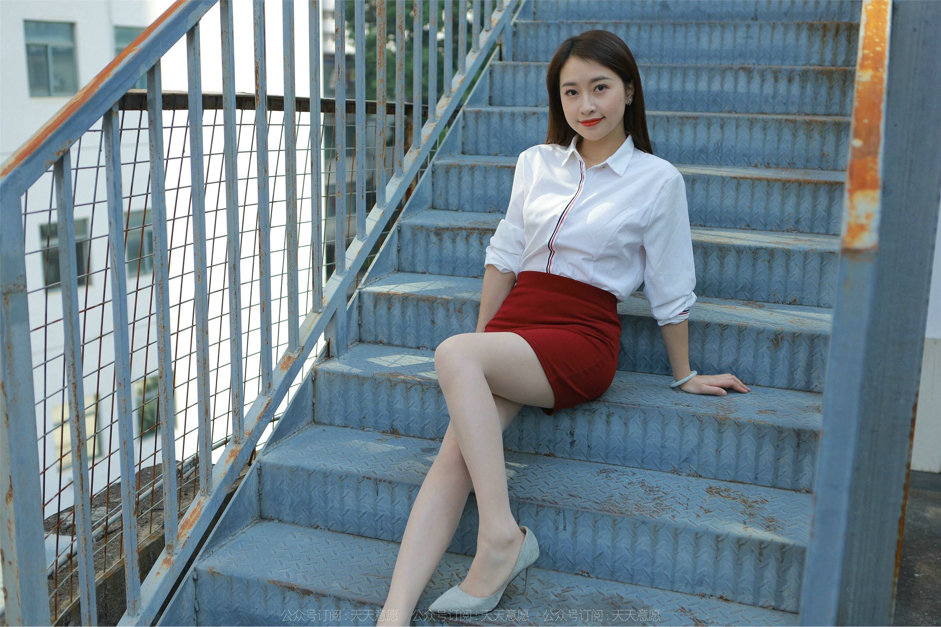 IESS异思趣向  2022.02.17 丝享家1006：小婕《性感红色包臀裙》